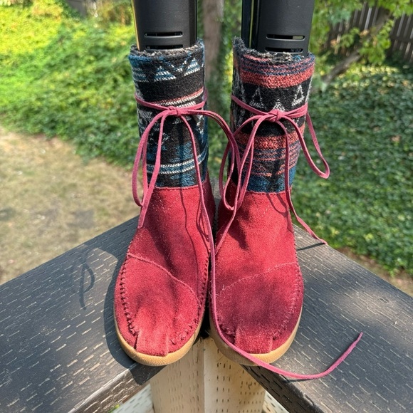 Toms Women’s Red Suede Aztec Print Faux Fur Wrap Laces‎ Moccasin Boots Size 6.5 - Picture 3 of 9